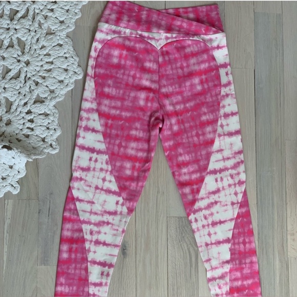 🩷🤍Tiger Mist Sports Bra and Leggings Set🤍🩷 - Picture 11 of 15